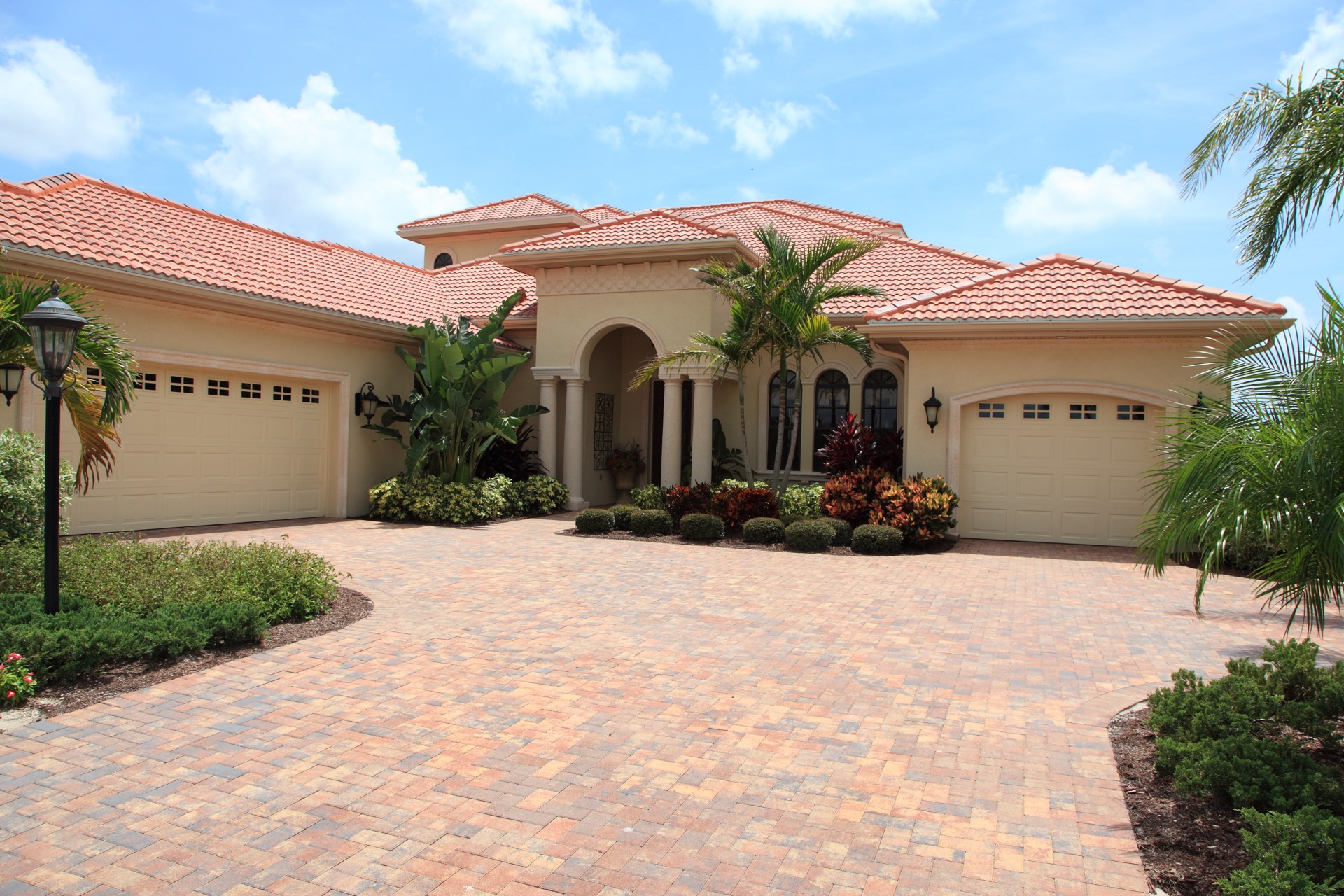 A bright Tampa-area home with lush landscaping
